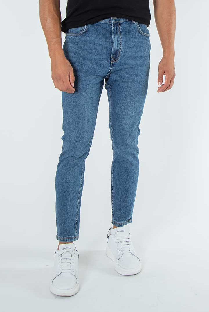 alt="Francisco Tolli med blue carrot denim jeans front view"