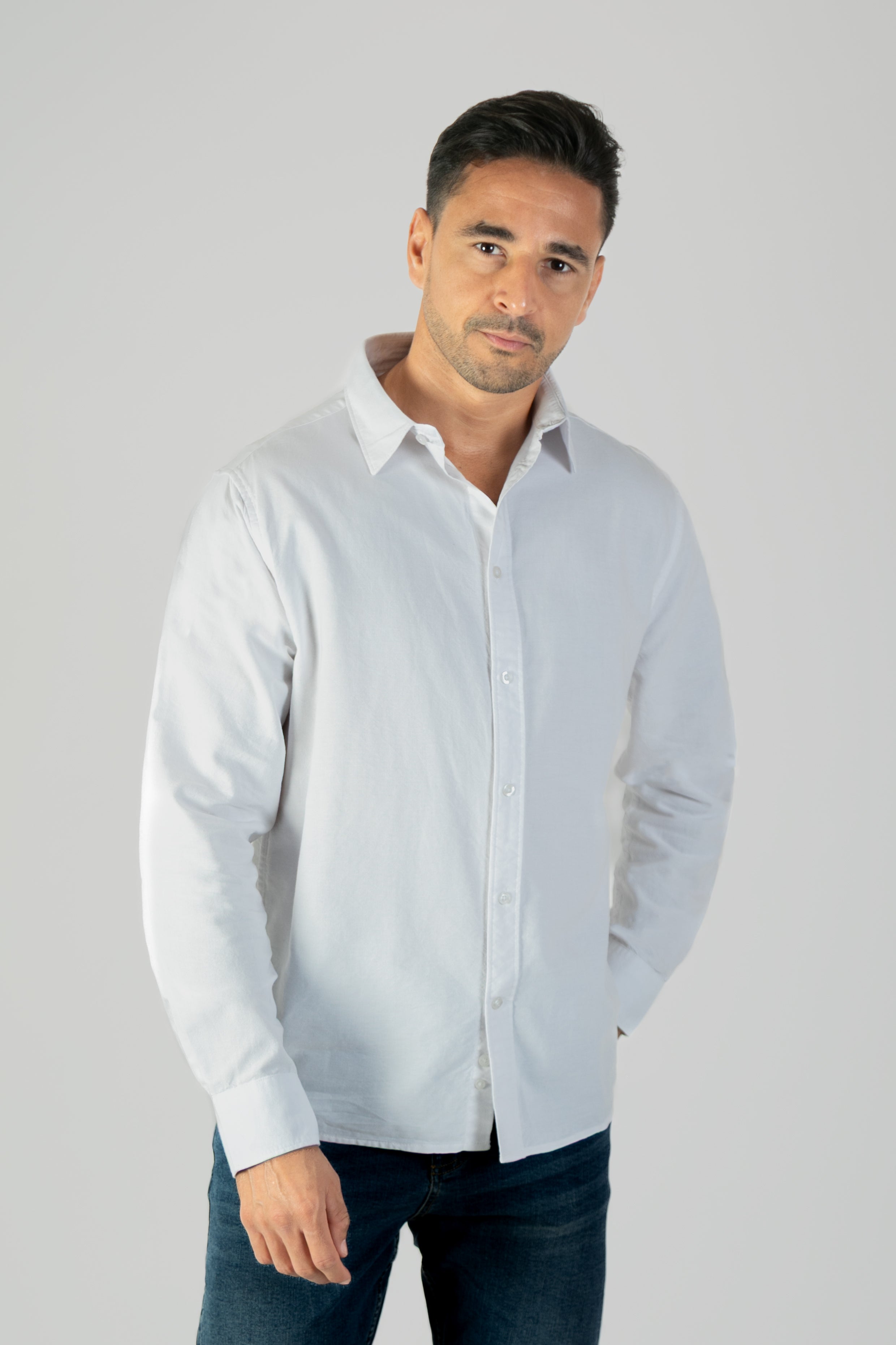 alt="Jack Morgan white slim oxford casual full sleeve shirt front view"