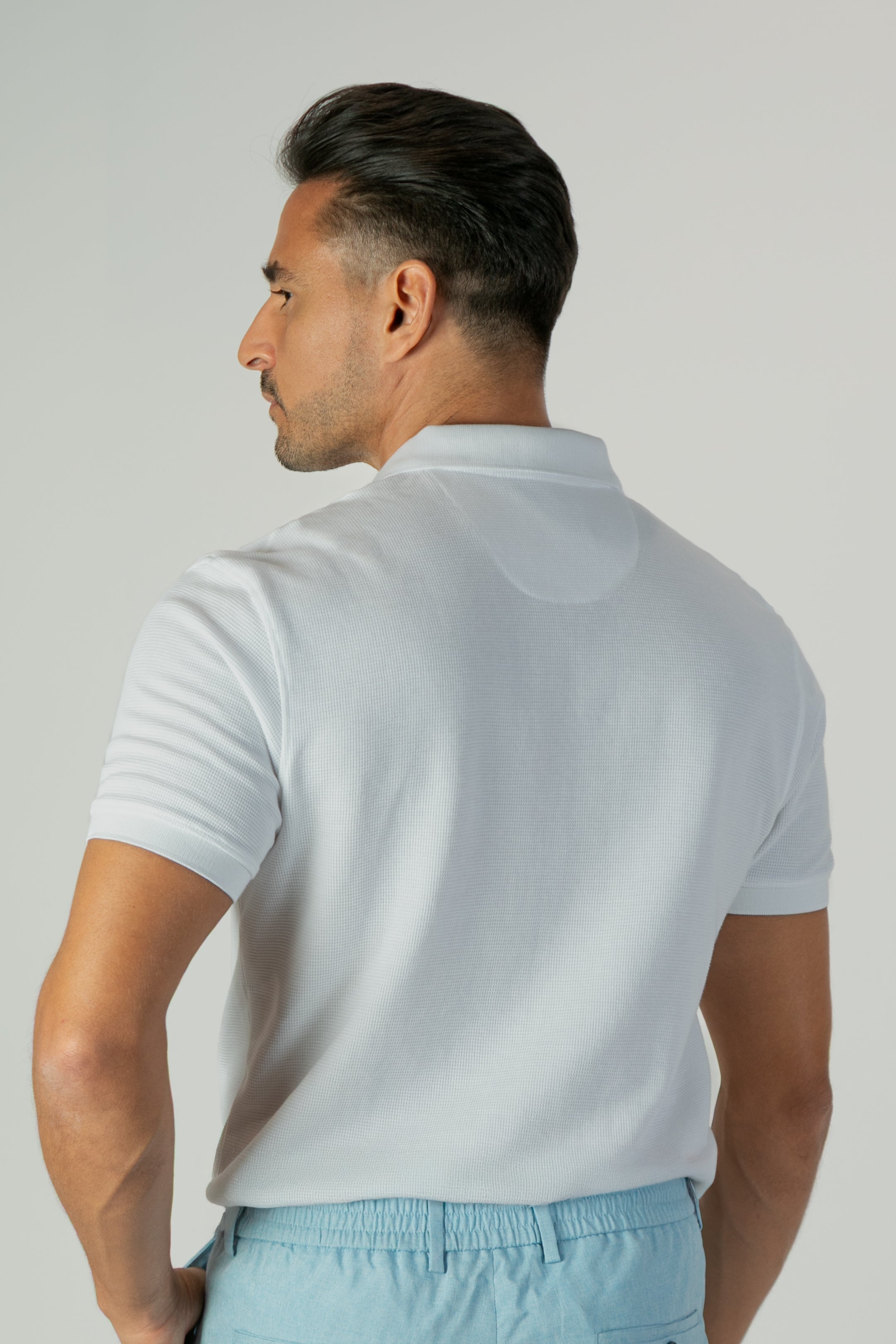 alt="Jack Morgan white regular plain t-shirt/polo with zipper neck opening back view"