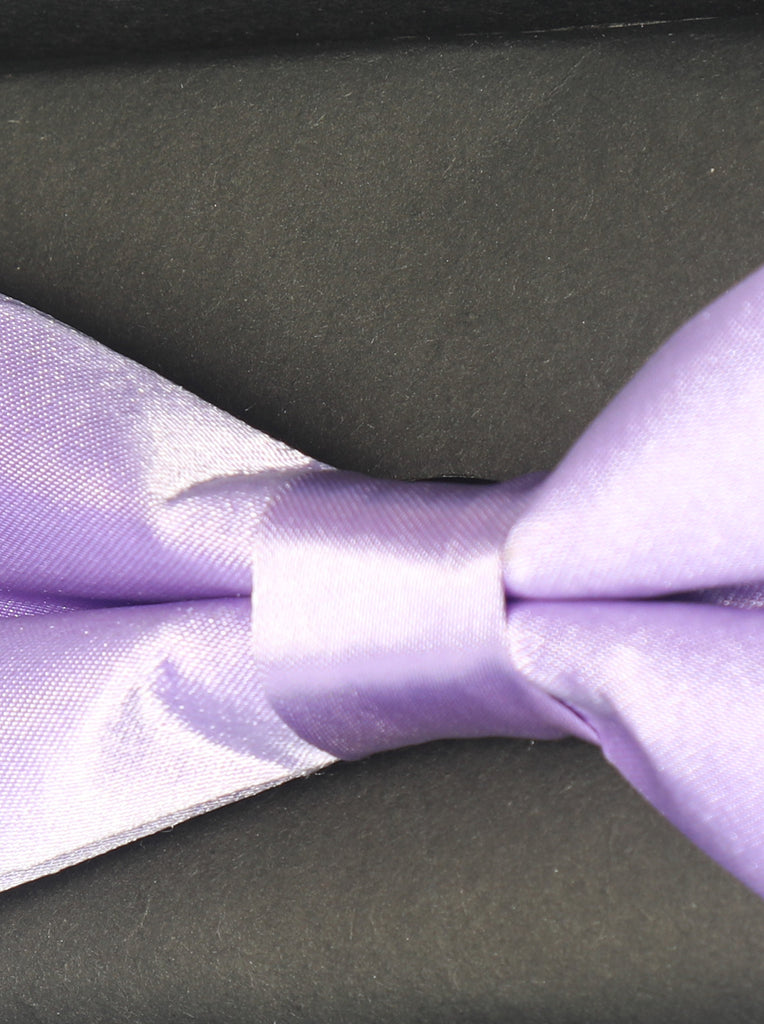 DKS plain purple bow tie accessories are made from the best fabric which is durable and the color does not fade away. DKS plain purple bow tie accessories are available online at the best prices. Order a DKS plain purple bow tie and fancy accessories now. 